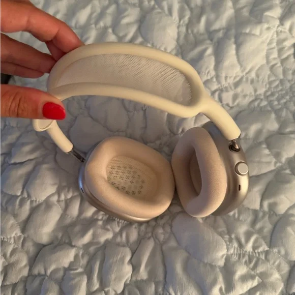 Air Pod Max Headphones - Picture 6 of 8